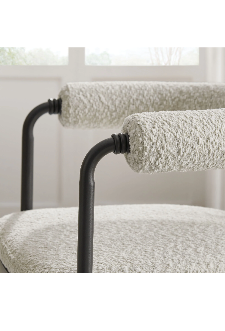 Chaise de salle à manger Aveline à dossier incurvé en métal et boucle, perle noire