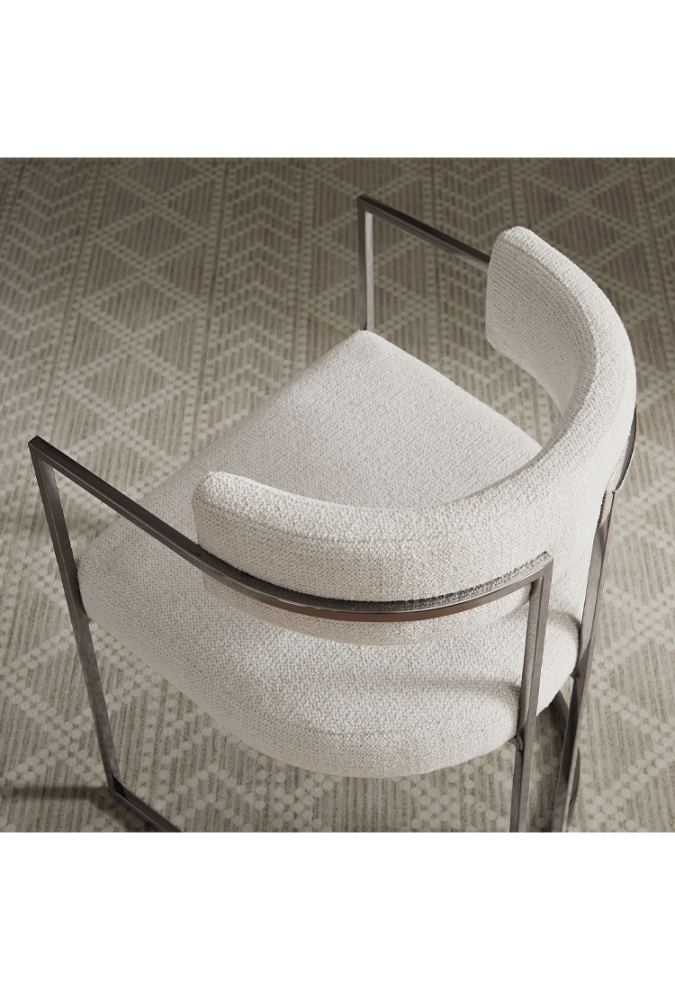 Chaise de salle à manger Ardenza à dossier incurvé en tissu et métal, couleur crème argentée