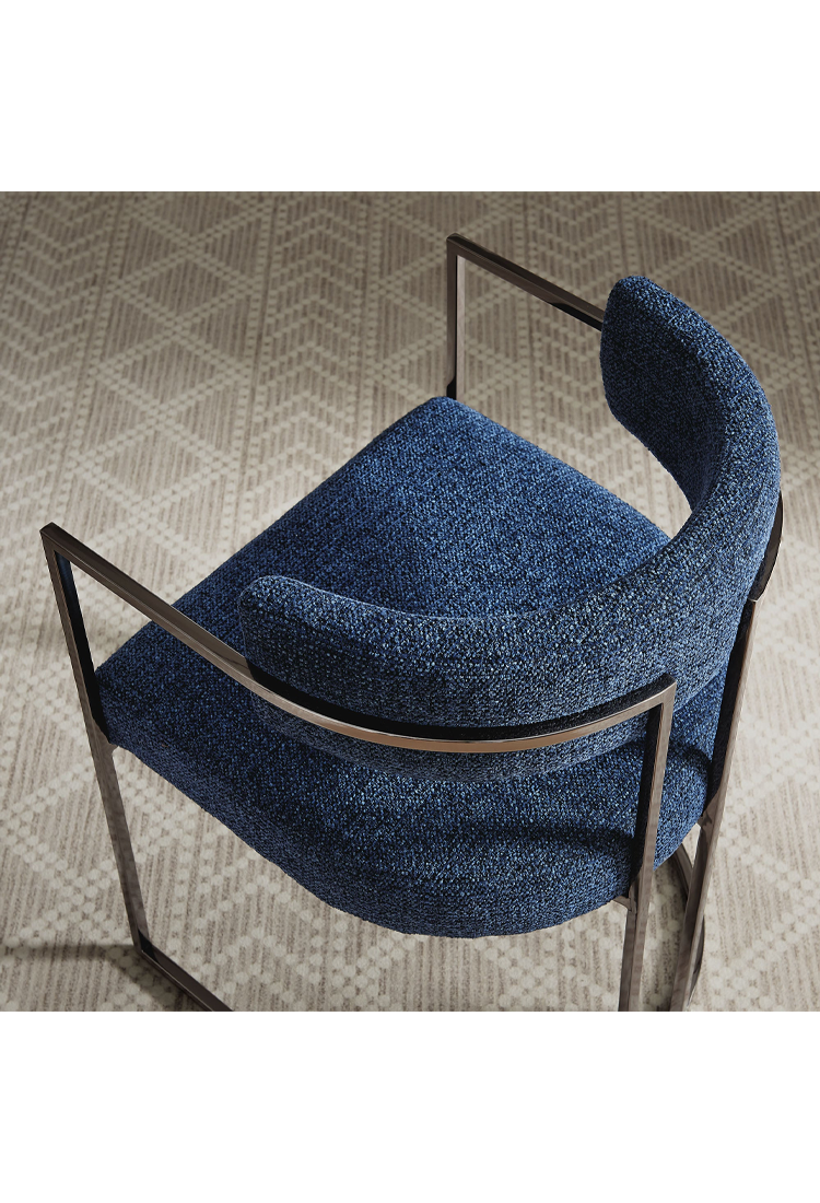 Chaise de salle à manger Ardenza à dossier incurvé en tissu et métal, bleu marine argenté